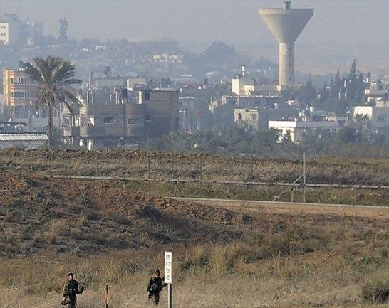 Israeli forces open fire at Palestinian fishermen, farmers in Gaza