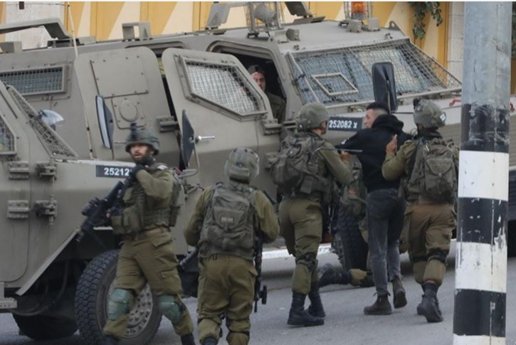 IOF kidnaps four Palestinians in W. Bank, seizes car in JV