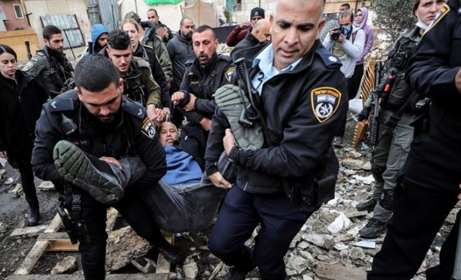 Israeli police attack Sheikh Jarrah sit-in, arrest two citizens