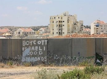 Report: Israel to build wall around settlement, separating it from refugee camp