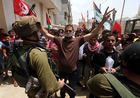 Protesters close Qalandiya road in solidarity with hunger strikers