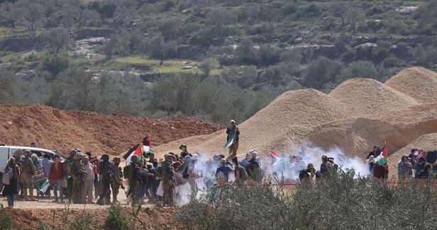 Dozens of Palestinians injured in IOF raids in West Bank