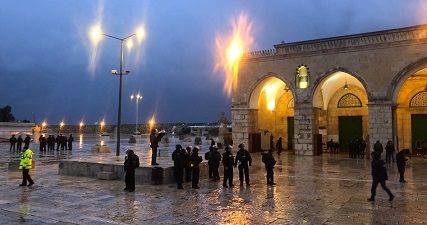Israeli police injure, arrest worshipers at Aqsa Mosque