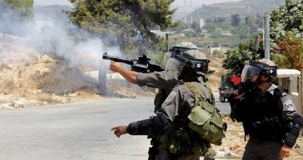 Israeli soldiers attack workers, kidnap young men in W. Bank