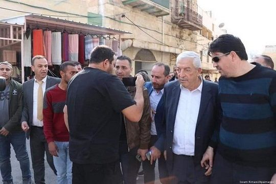 Settlers attack Fatah official during Hebron tour
