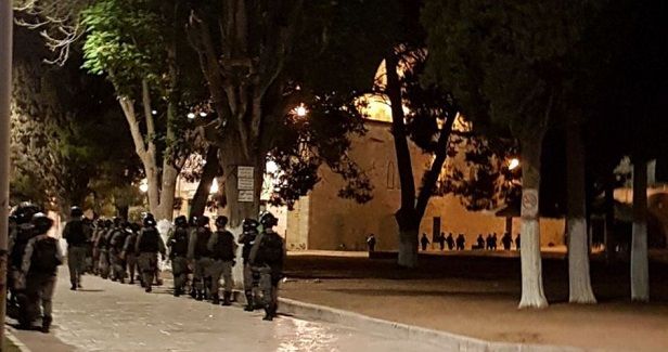 Israeli police assault, arrest worshipers at Aqsa Mosque
