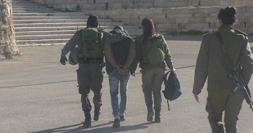 Israeli soldiers detain young man near Ibrahimi Mosque