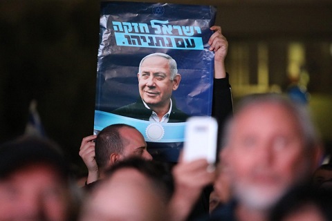 Thousands rally in support of Israels Netanyahu after graft indictment