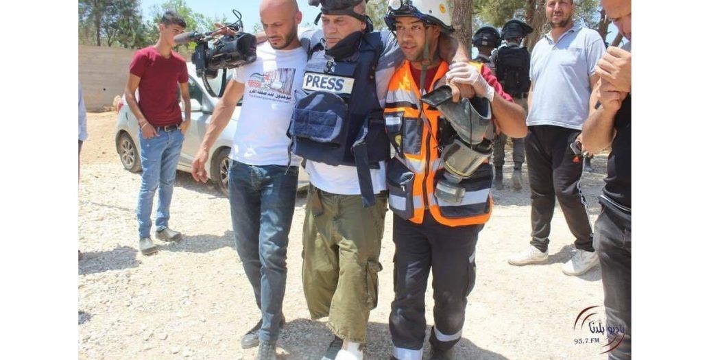 Cameraman viciously attacked by IOF while covering Wadi Al-Hummus