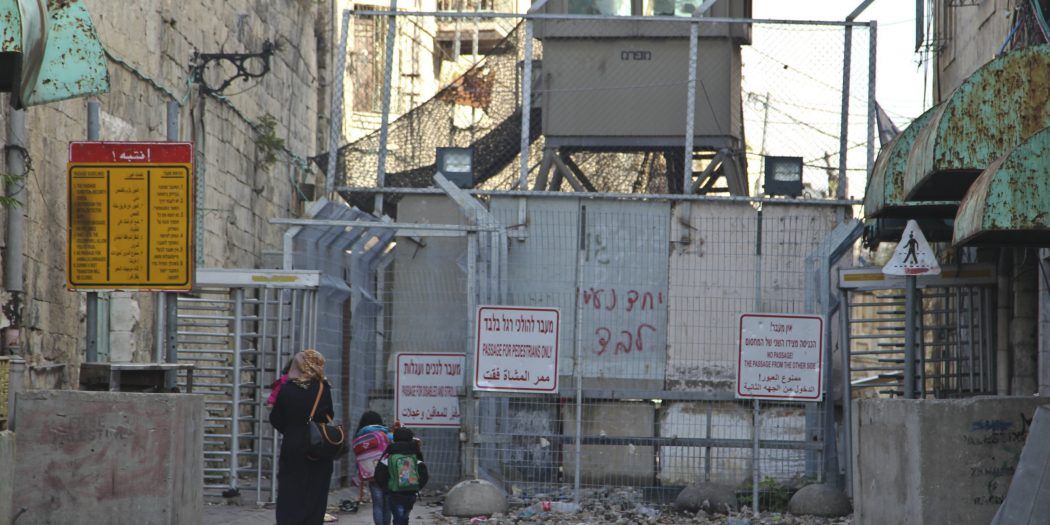 Settlers attack Palestinian homes in Tel Rumeida