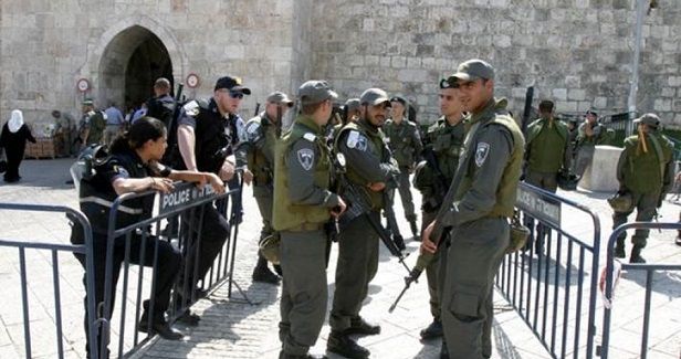 Israeli police arrest Aqsa guard, ban him from entering Mosque