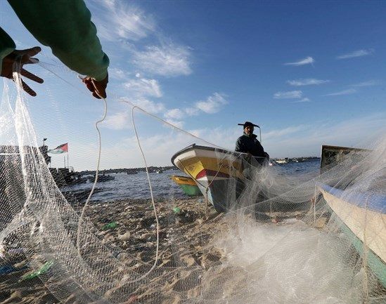 Israeli forces open fire at Palestinian fishermen