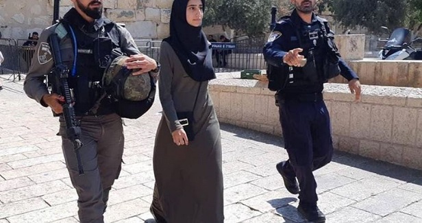 Israeli forces arrest young woman at Qalandiya checkpoint