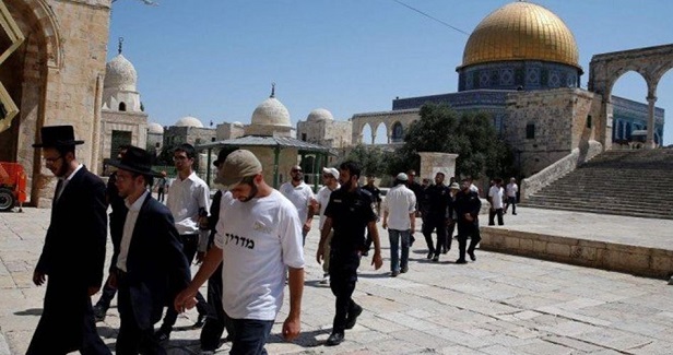 Hundreds of Jewish settlers storm al-Aqsa