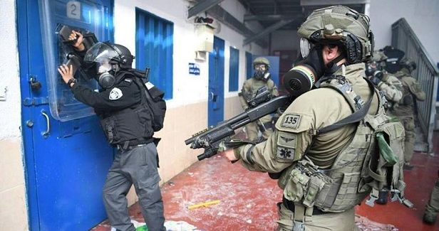 Palestinian prisoner attacks Ramon jailer with hot water