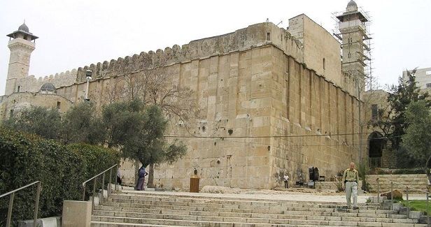 IOF and settlers attack Palestinians near Ibrahimi Mosque