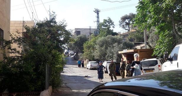 Israeli settlers assault Palestinians in al-Khalil
