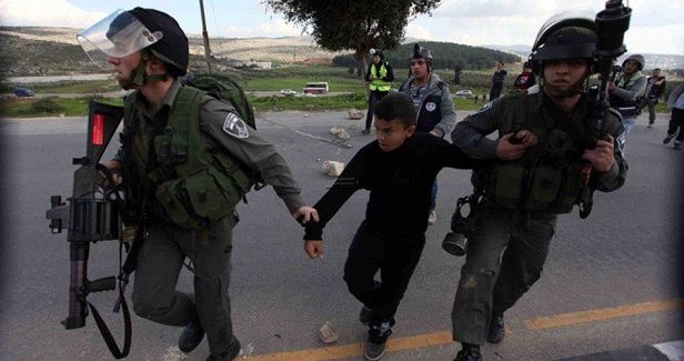 IOF arrests two Palestinian children in al-Khalil