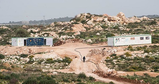 IOF annexes wide tract of land in al-Khalil to build road for settlers