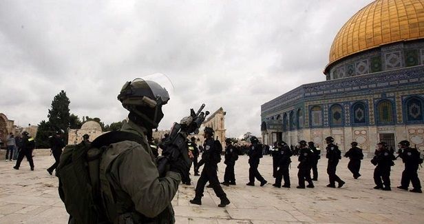Israeli police ban 4 Awqaf employees from entering Aqsa