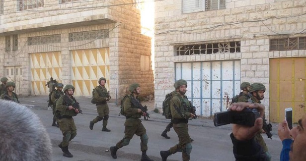 IOF injures Palestinian, tightens movement restrictions in al-Khalil