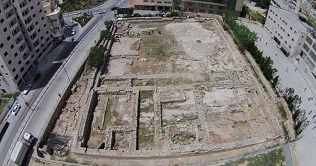 Jewish settlers perform rituals in archeological area in al-Khalil