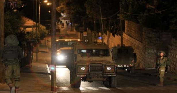 IOF kidnaps six Palestinians during dawn raids in W. Bank