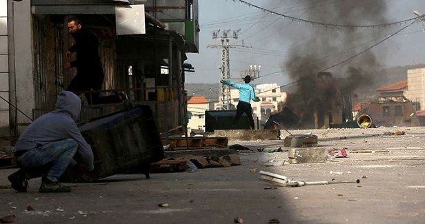 Israeli soldiers storm W. Bank areas, clash with youths