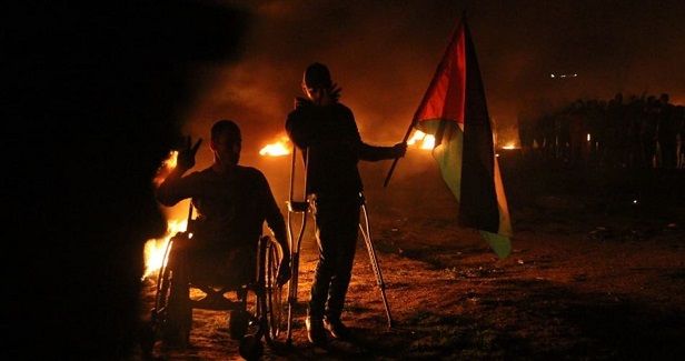 Gazan young man injured in night border protest