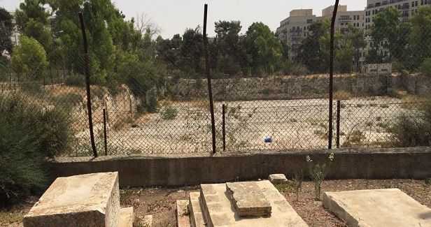 Israeli authorities dig up Muslim graves in O. Jerusalem