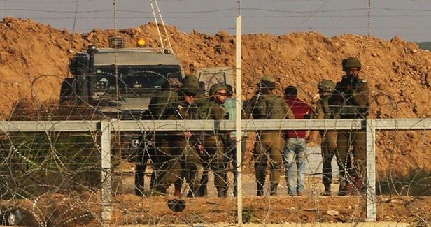 Israeli army arrests two Palestinians on Gaza border