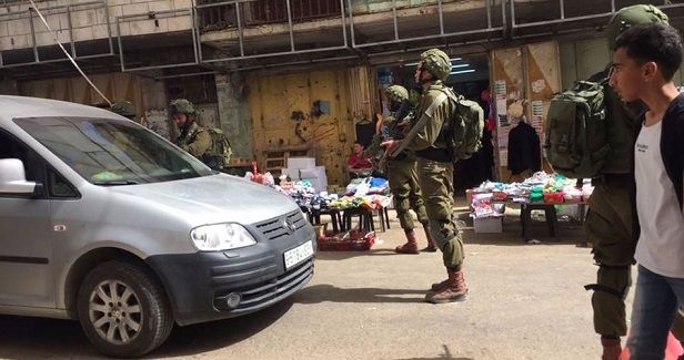 IOF raids homes, summons citizen in al-Khalil
