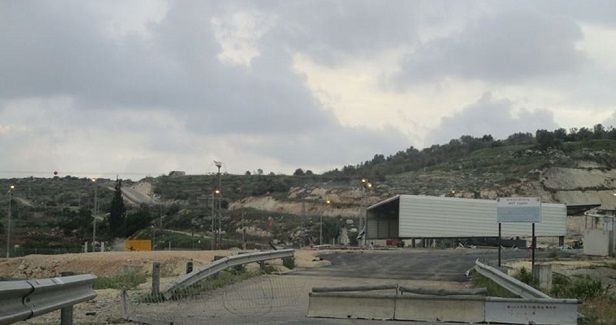 Palestinians prisoners families detained at Israeli Tiba checkpoint