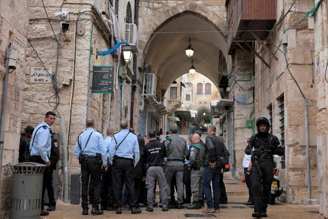 Israeli police shoot dead Palestinian who killed 1, injured 4