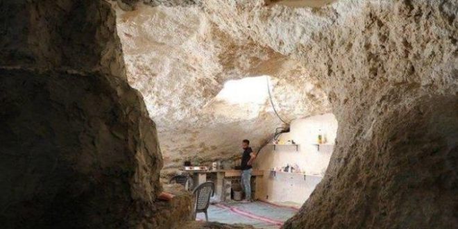 Cave-dwelling Palestinian family forced to demolish own home