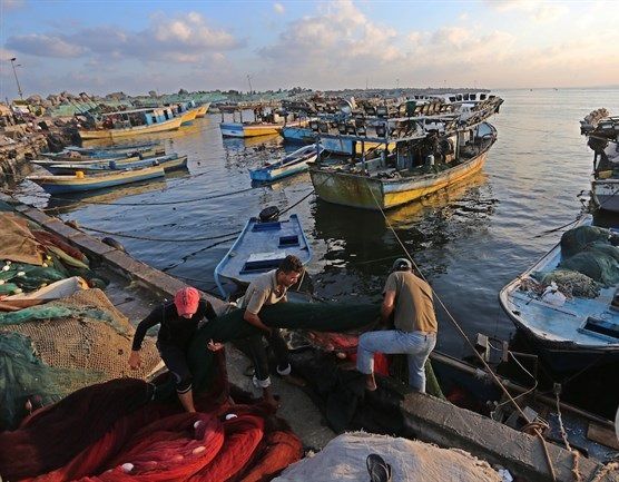 Israeli navy fires mortar shells at Palestinian fishermen in Gaza