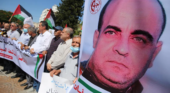 Abbas fires senior aide for criticising PA over Nizar Banat murder