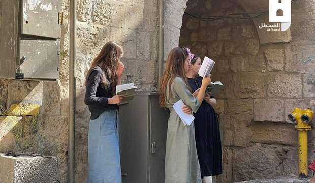 Dozens of settlers force their way into Aqsa Mosque