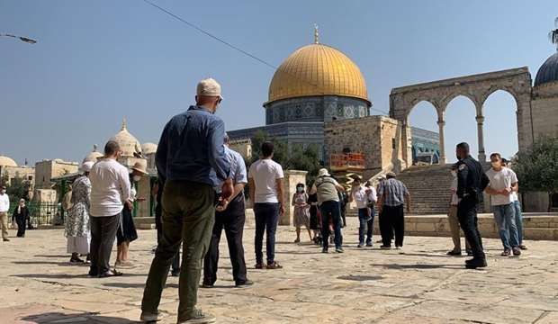 Dozens of settlers defile Aqsa Mosque