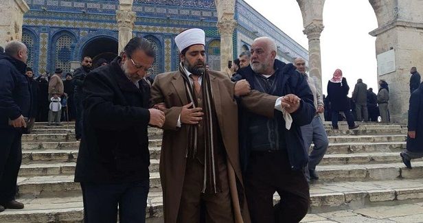 Israeli police arrest 2 Palestinians, interrogate Aqsa Mosque's Imam