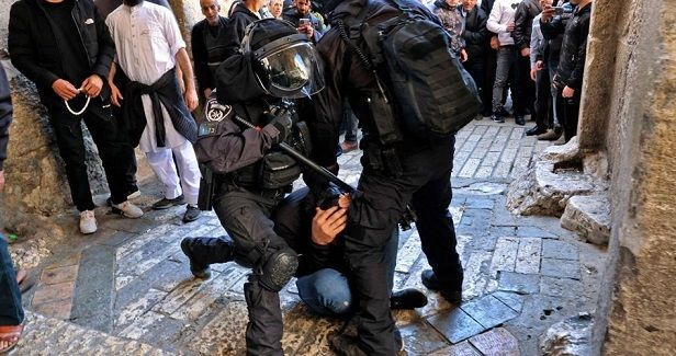 10 Jerusalemites including child injured near Al-Aqsa