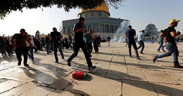 Clashes flare up as Israelis break into Aqsa Mosque, attack Muslims