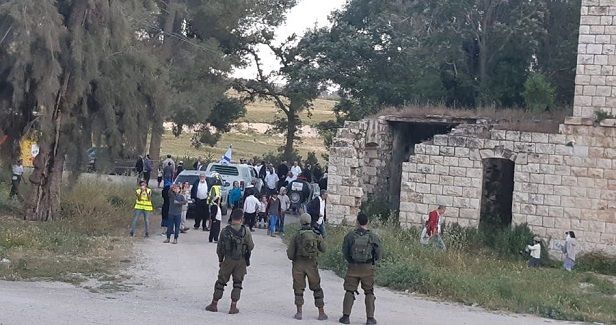 Jewish settlers provocatively storm Nablus town