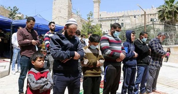 IOF attacks Muslim worshipers at Ibrahimi Mosque
