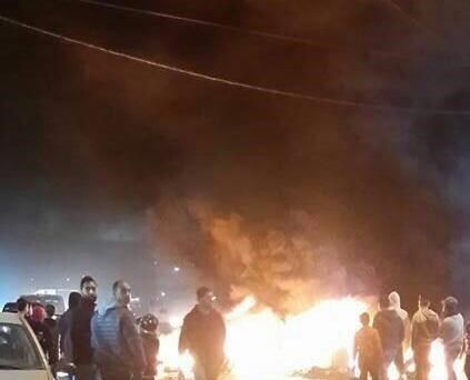 Palestinians close Qalandiya road for the 4th day calling for release of 2 prisoners