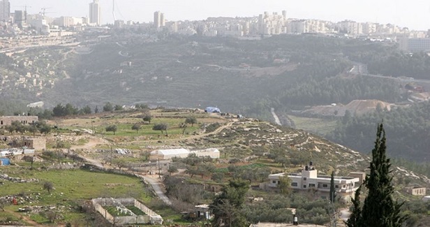 Israeli army to grab Palestinian-owned lands to build parking lot