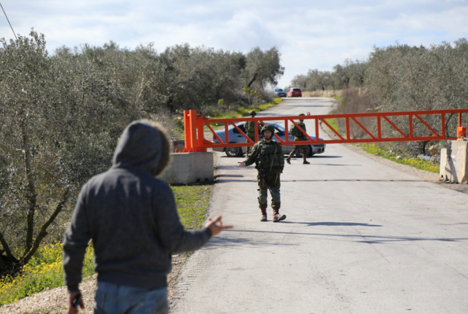 Israeli Soldiers Close Metal Gate, Prevent Funeral from Reaching Cemetery in West Bank