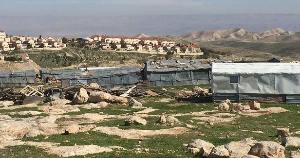 Israeli police lay siege to Khan al-Ahmar ahead of demolition