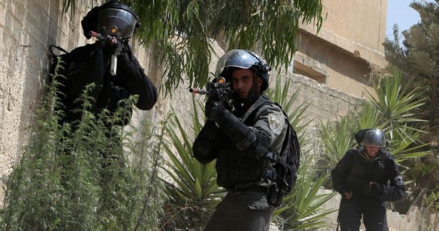 IOF seizes CCTV footage, kidnaps Palestinian in al-Khalil