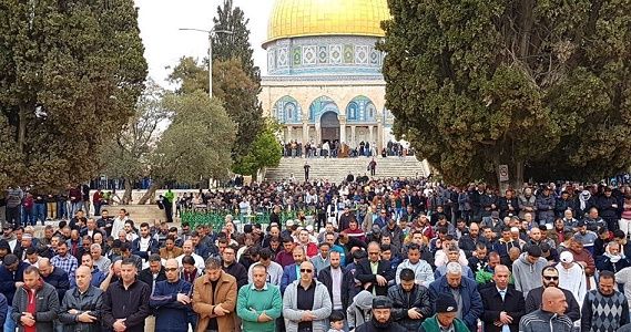 Israeli police ban 15 Jerusalemites from entering Aqsa Mosque